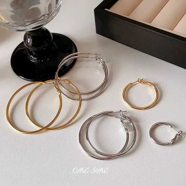Versatile Plain Hoop Earrings, Simple and Luxurious with a High-End Feel, Niche Circular Earrings for Women, Stylish Hong Kong Style Commuter Earrings