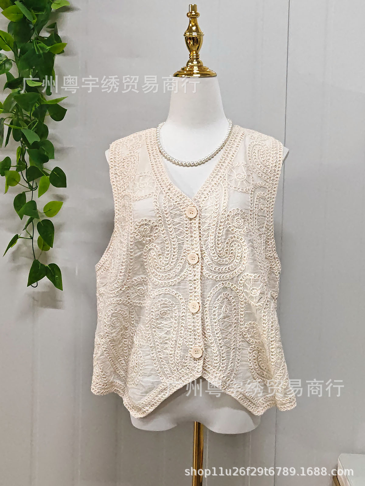 Retro lace sophisticated design breathable elegant vest sleevless
