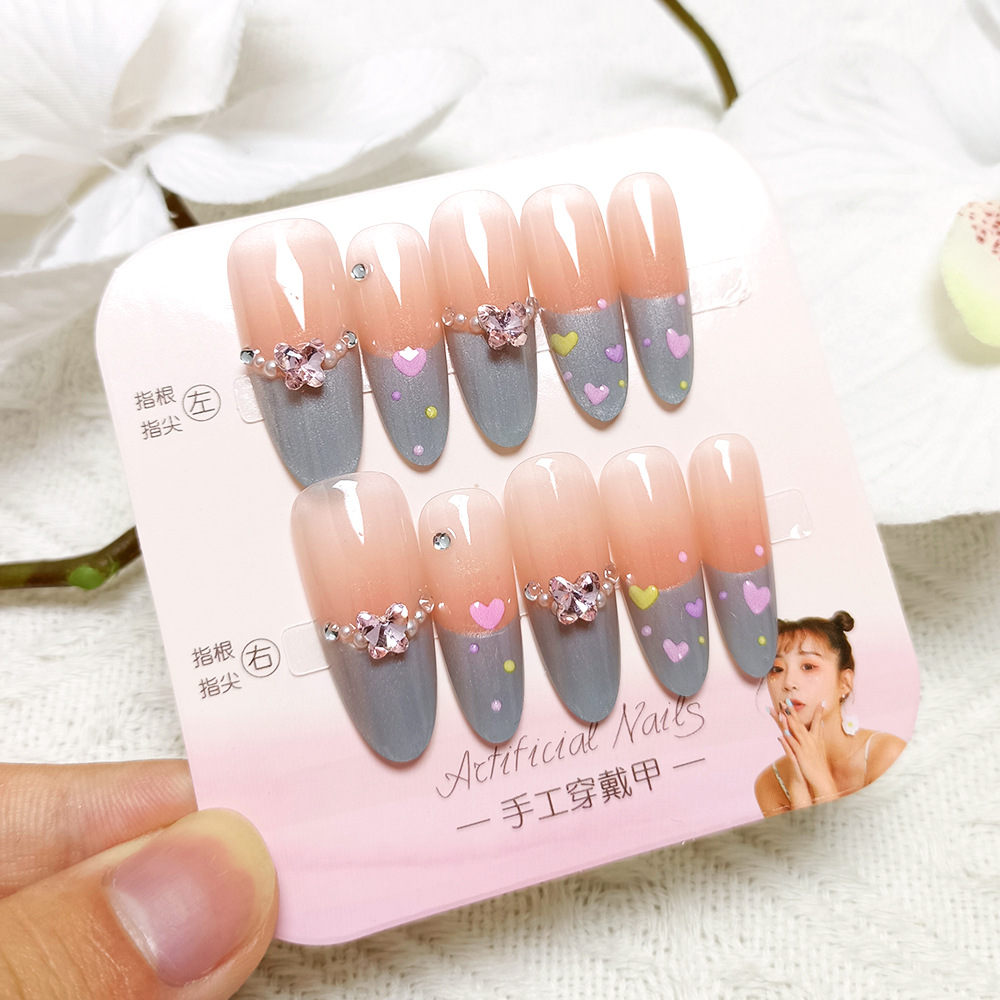 Uñas postizas de mariposa de moda en TikTok, uñas postizas hechas a mano con diamantes de imitación y diseño de corazón de sal marina, juego de 10 piezas con variaciones de tamaño, pegatinas de uñas de alta gama.