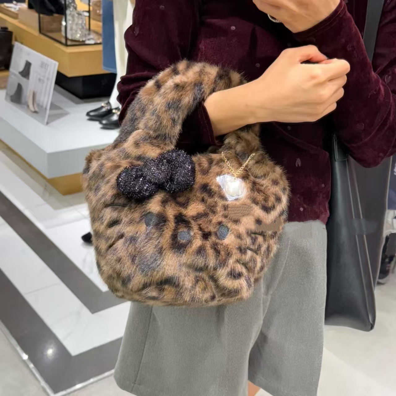 2025新款毛绒kt猫手提包时尚卡通蝴蝶结水桶包豹纹通勤包便当包