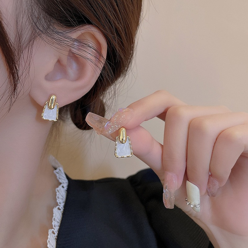 Ingresos franceses de perlas de moda femenina simple pendientes rojos ligeros de lujo versátiles pendientes de nicho de alta calidad