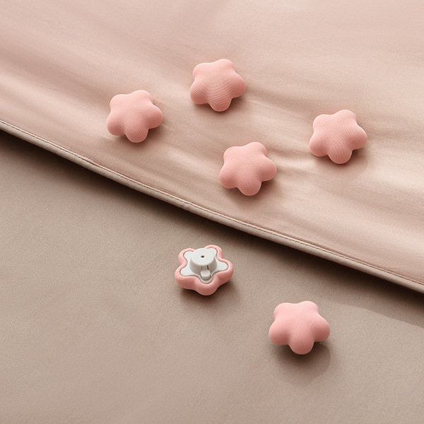 Manufacturer Wholesale Plum Blossom Quilt Holder for Home Safety Needleless Invisible Bed Sheets Holder with Built-In One-Click Unlocking