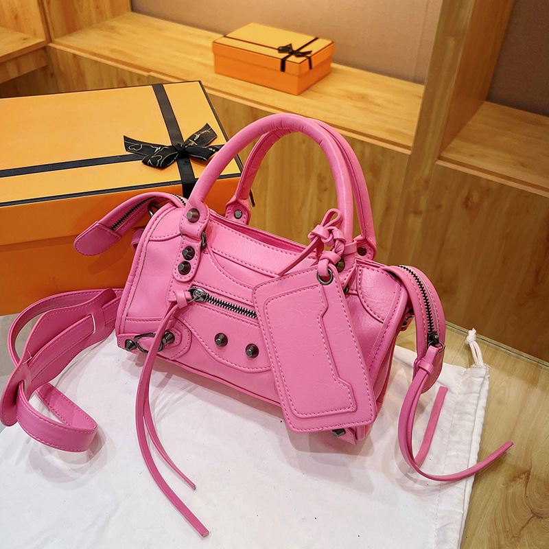 跨境2025新款机车包糖果色铆钉小包包女法式质感手提枕头包斜挎包