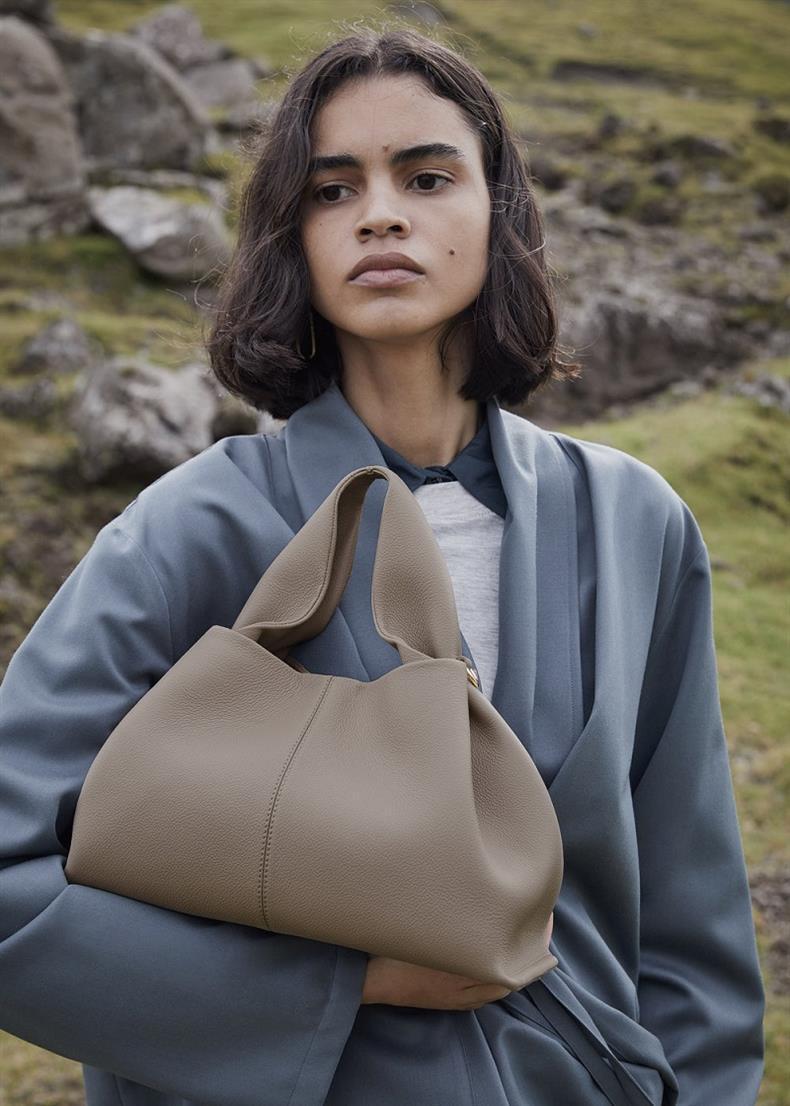 Franskt nischmärke 2024 ny mångsidig enfärgad matlåda modehandväska crossbody-väska med enkel axel för kvinnor_voghion.com