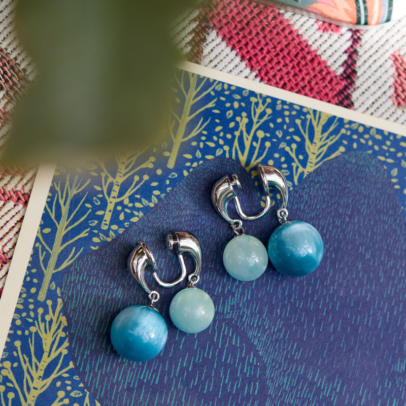 [Lime Soda] Blue and Green Contrasting Color Front and Rear Large and Small Ball Earrings, a Two-Wear Super Invisible Ear Clip