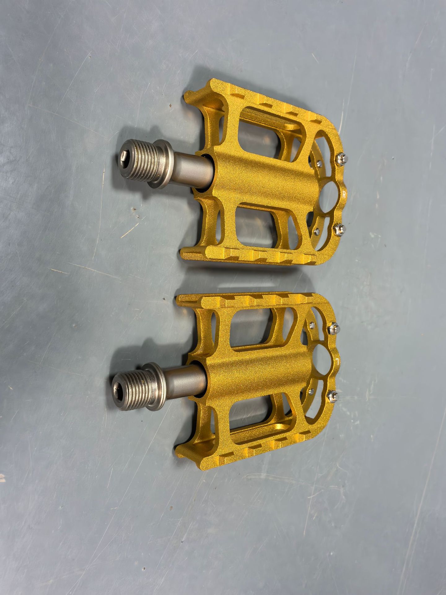 Supply of Lightweight Bearing Aluminum Alloy Pedals for Road Bikes, Folding Bikes, and Double Bearing Pedals