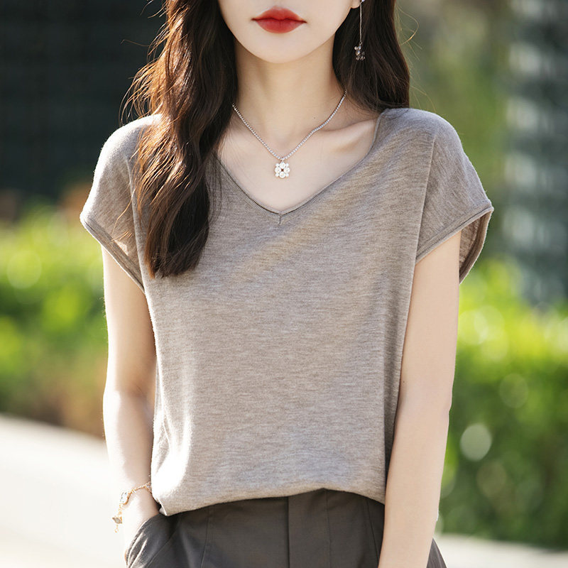 Thin Knitted V-Neck Short-Sleeve Pullover T-Shirt for Women, 2026 Summer New Style, Loose Fit, Slimming Sleeveless Tank Top Thin Knitted V-Neck Short-Sleeve Pullover T-Shirt for Women, 2026 Summer New Style, Loose Fit, Slimming Sleeveless Tank Top