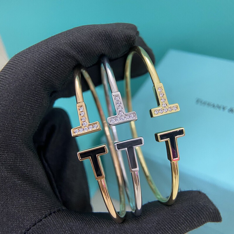 High-end T-brand double-T bracelet, CNC precision craftsmanship, black diamond-encrusted double-T coil design, stackable bracelet, exudes a luxurious and sophisticated vibe, manufactured by a premium factory High-end T-brand double-T bracelet, CNC precision craftsmanship, black diamond-encrusted double-T coil design, stackable bracelet, exudes a luxurious and sophisticated vibe, manufactured by a premium factory