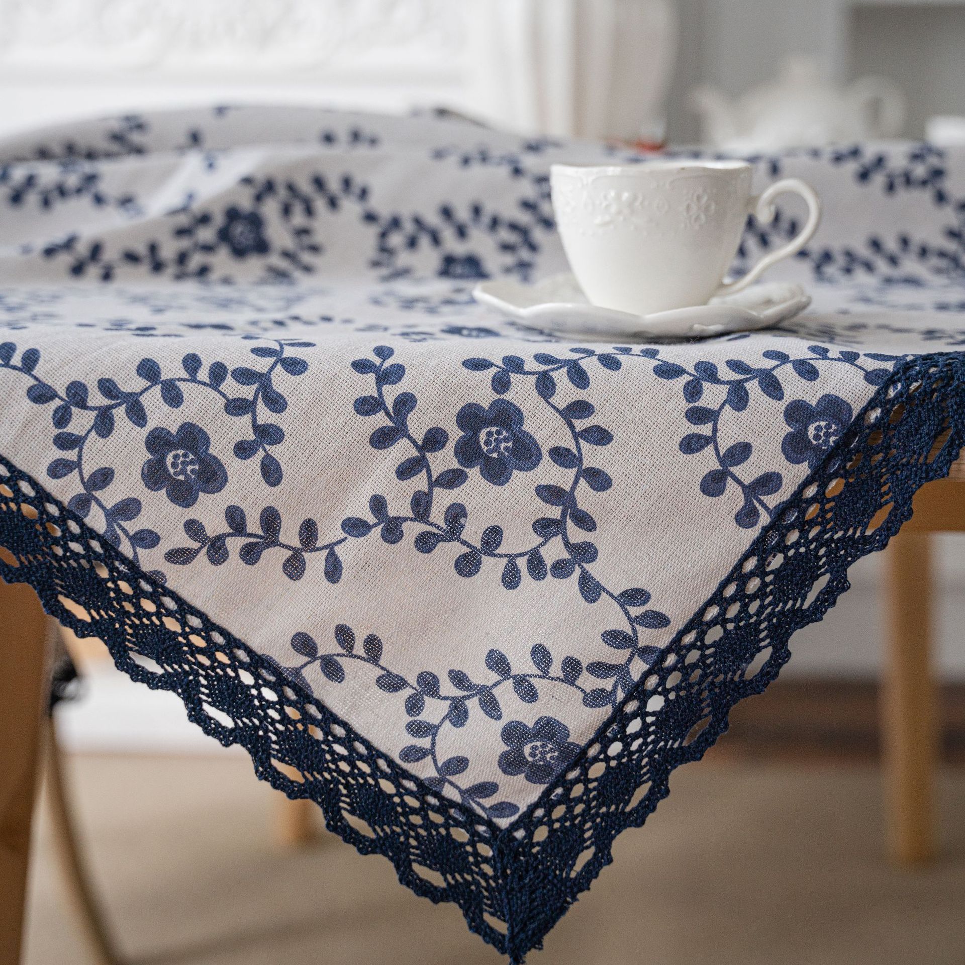 伊缦琪韵藏蓝梅花印花田园棉麻台布桌布批发家用盖巾蕾丝花边