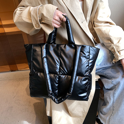 High-end bag for women, new large-capacity fashionable autumn and winter shoulder padded bag, down commuter tote bag for women