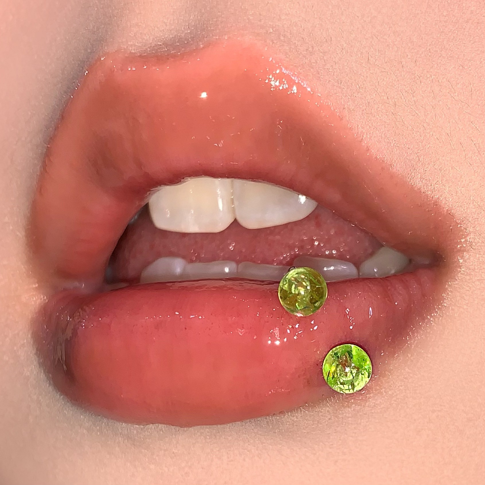 16G labret stud size and finish detail