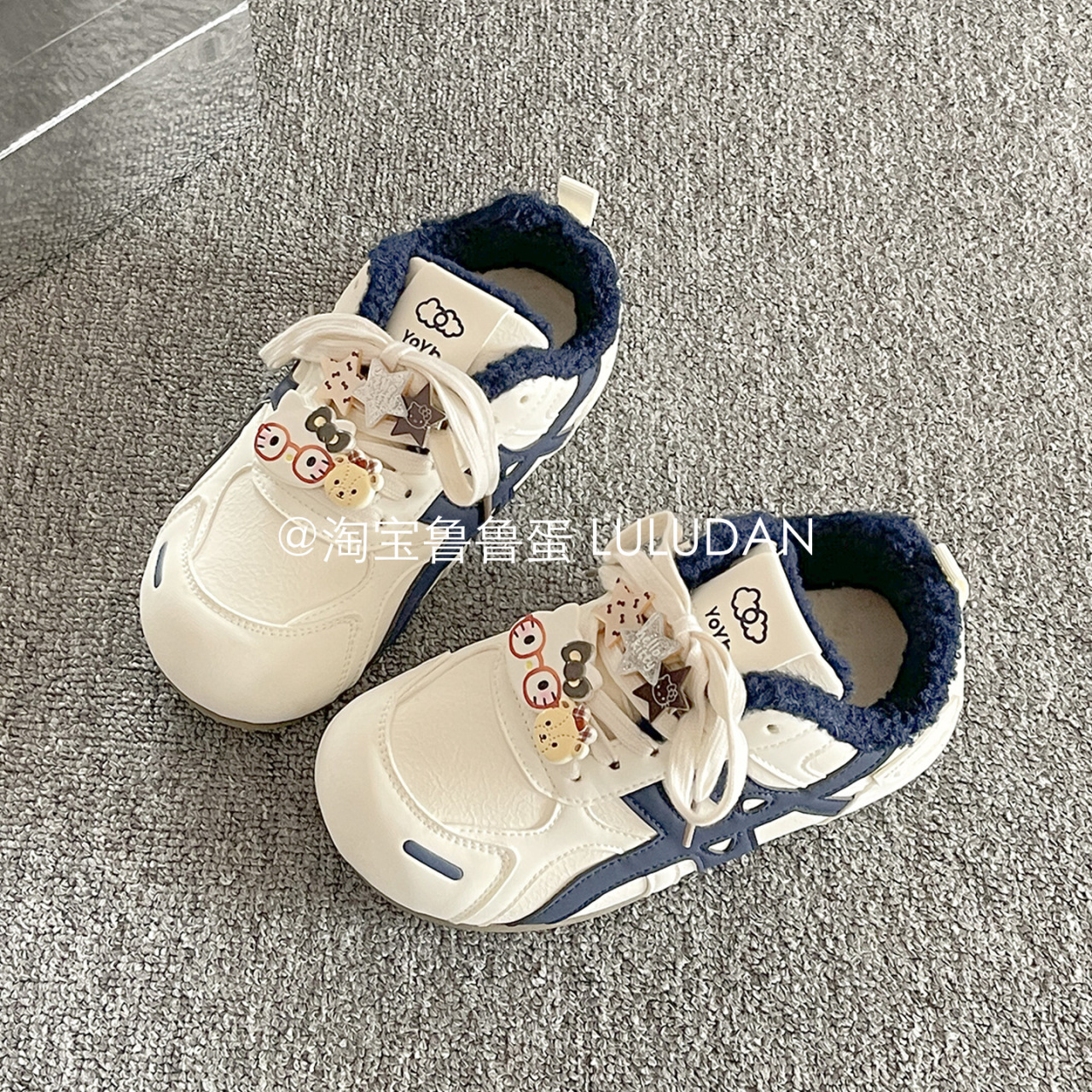 Hermosos zapatos blancos de base gruesa de dibujos animados para mujeres 2025 invierno nuevos zapatos de algodón cálido de terciopelo de moda variados zapatos deportivos casuales