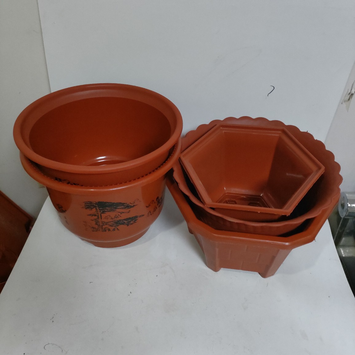 Maceta de plástico vintage con diseño hexagonal y octogonal, estilo rústico, ideal para plantas y suculentas.