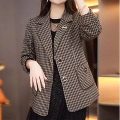 生放送の中年の女性の秋の服装の洋風の小さいスーツはやせている洋の空気の千鳥の格のコートの女性のお母さんの服装はやせて優雅です。
