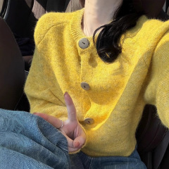 黄色のミルクは柔らかいモチモチのニットのカーディガンの女性の秋冬の短いタイプの小さい背のゆったりしている上着の怠惰な風のセーターのコートを叫びます。