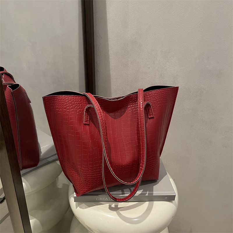 Retro Large Capacity Commuting Crocodile Pattern Large Capacity 2025 Women's Fashion Mother-In-Law Commuting Shoulder Underarm Tote Bag Retro Large Capacity Commuting Crocodile Pattern Large Capacity 2025 Women's Fashion Mother-In-Law Commuting Shoulder Underarm Tote Bag