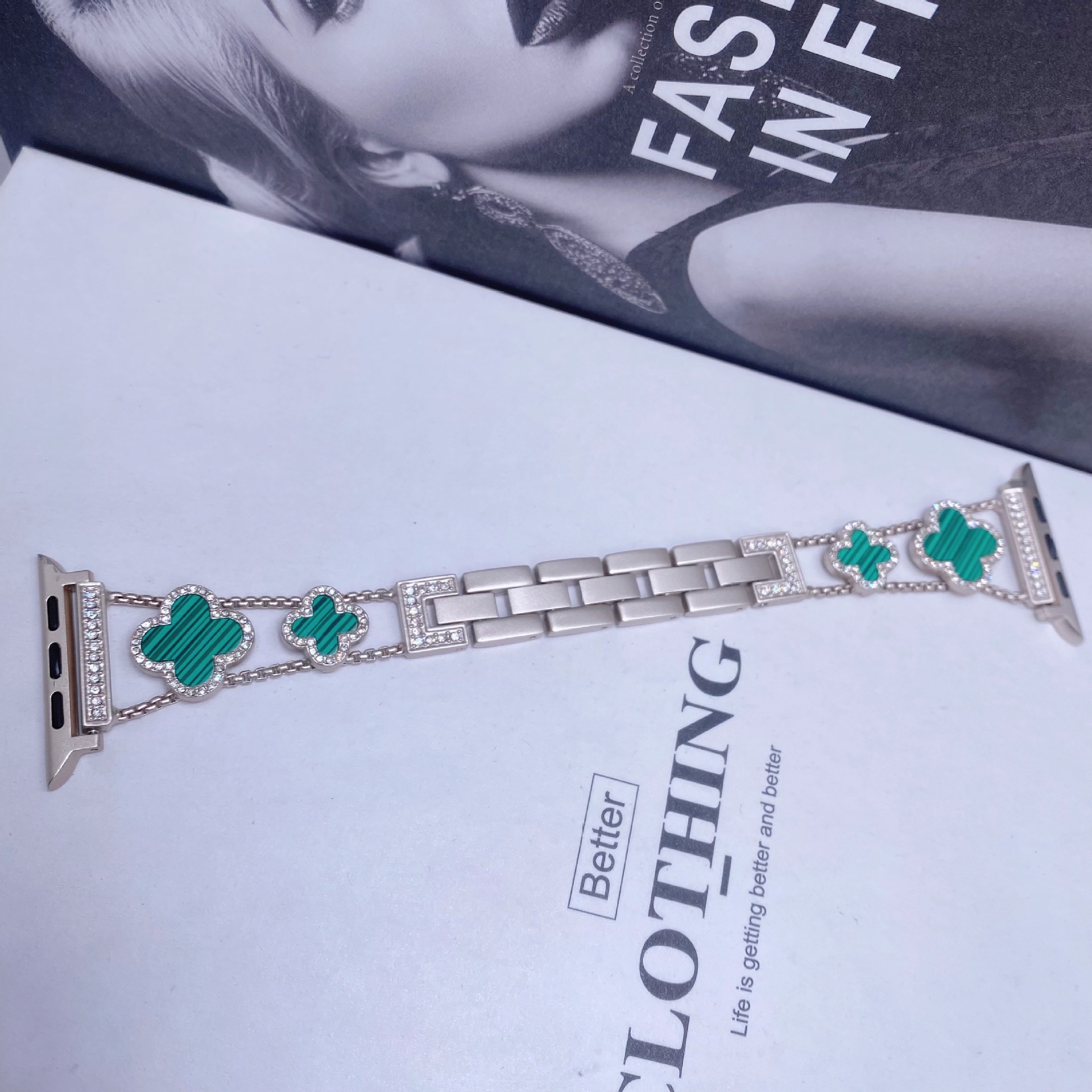 Apto para Apple Watch Apple Watch Correa de metal de trébol de cuatro hojas de diamantes de moda de SE1-10 generación