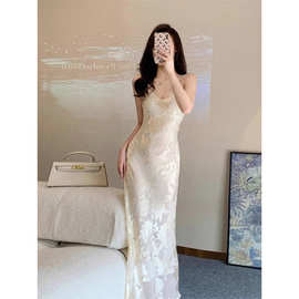 法式白色V领吊带连衣裙女2026夏季新款温柔风高级感名媛包臀长裙