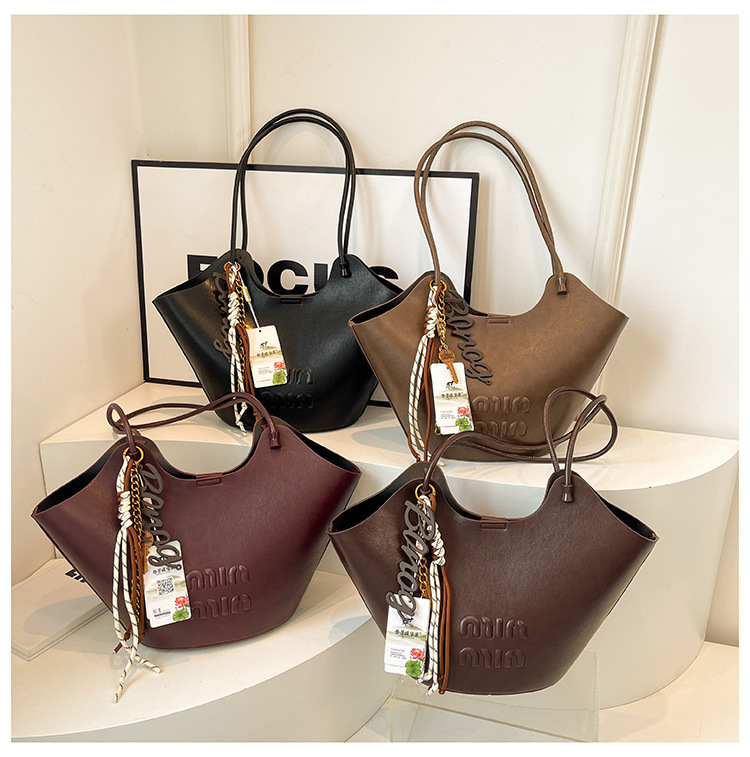 Capacious classic retro demi-season one-shoulder bag