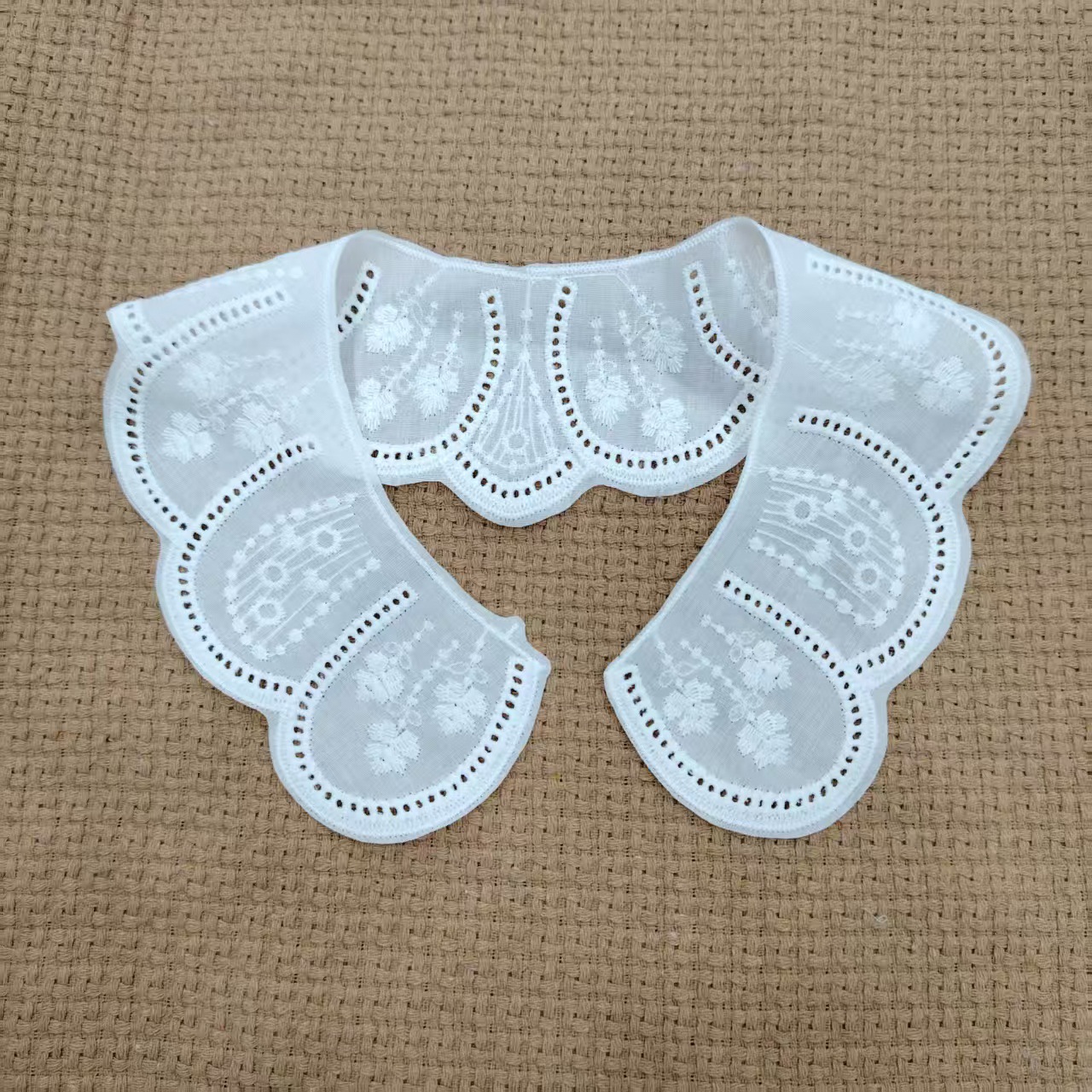 现货镂空打孔刺绣领花 电脑盘带立体手工刺绣精品棉布衣领绣花