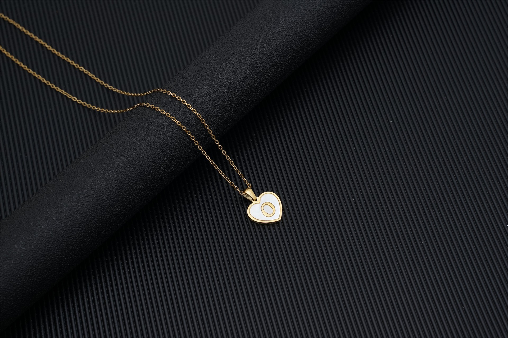 Europa y América 18K oro amor clavícula cadena de las mujeres de acero inoxidable corazón blanco madre colgante 26 letras titanio acero collar