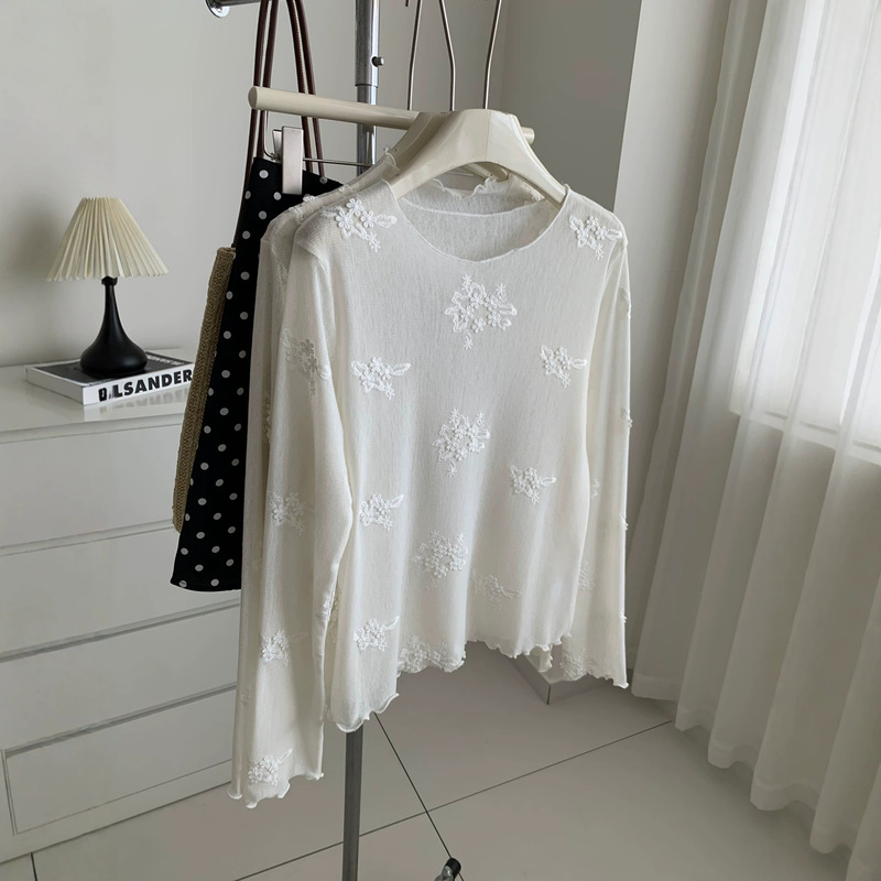 French-style retro off-white lace embroidered long-sleeve T-shirt for women, 2026 autumn/winter fashionable layering piece with ruffled trim French-style retro off-white lace embroidered long-sleeve T-shirt for women, 2026 autumn/winter fashionable layering piece with ruffled trim