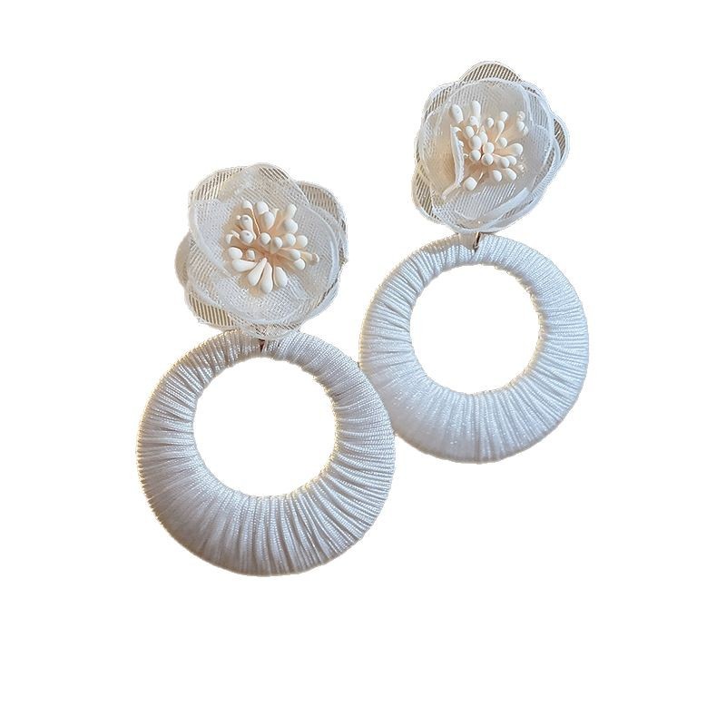 Pendientes de borla de flores de hilo de malla de perlas de aguja de plata Pendientes frescos y dulces de primavera y verano Pendientes de moda de deseo puro de súper hada al por mayor