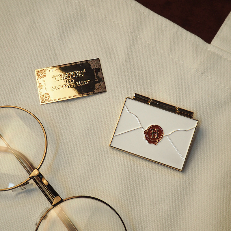 Platform 9¾ ticket badge Harry Potter Academy of Witchcraft and Wizardry metal badge foldable alloy cultural and creative brooch wholesale