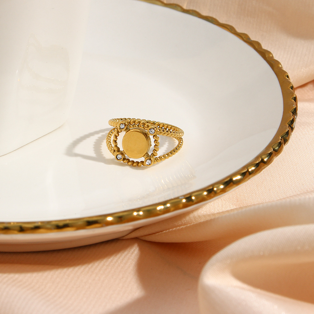 Mode Retro Frauen Überzog 18k Goldene Hohle Vier-ecke Diamant Edelstahl Ring display picture 2