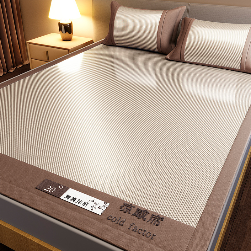 Nuevo juego de tres piezas de tapete de seda de hielo de grado materno e infantil de clase A 2025 nuevo estilo dormitorio estera de seda de hielo lavable a máquina tipo sábana