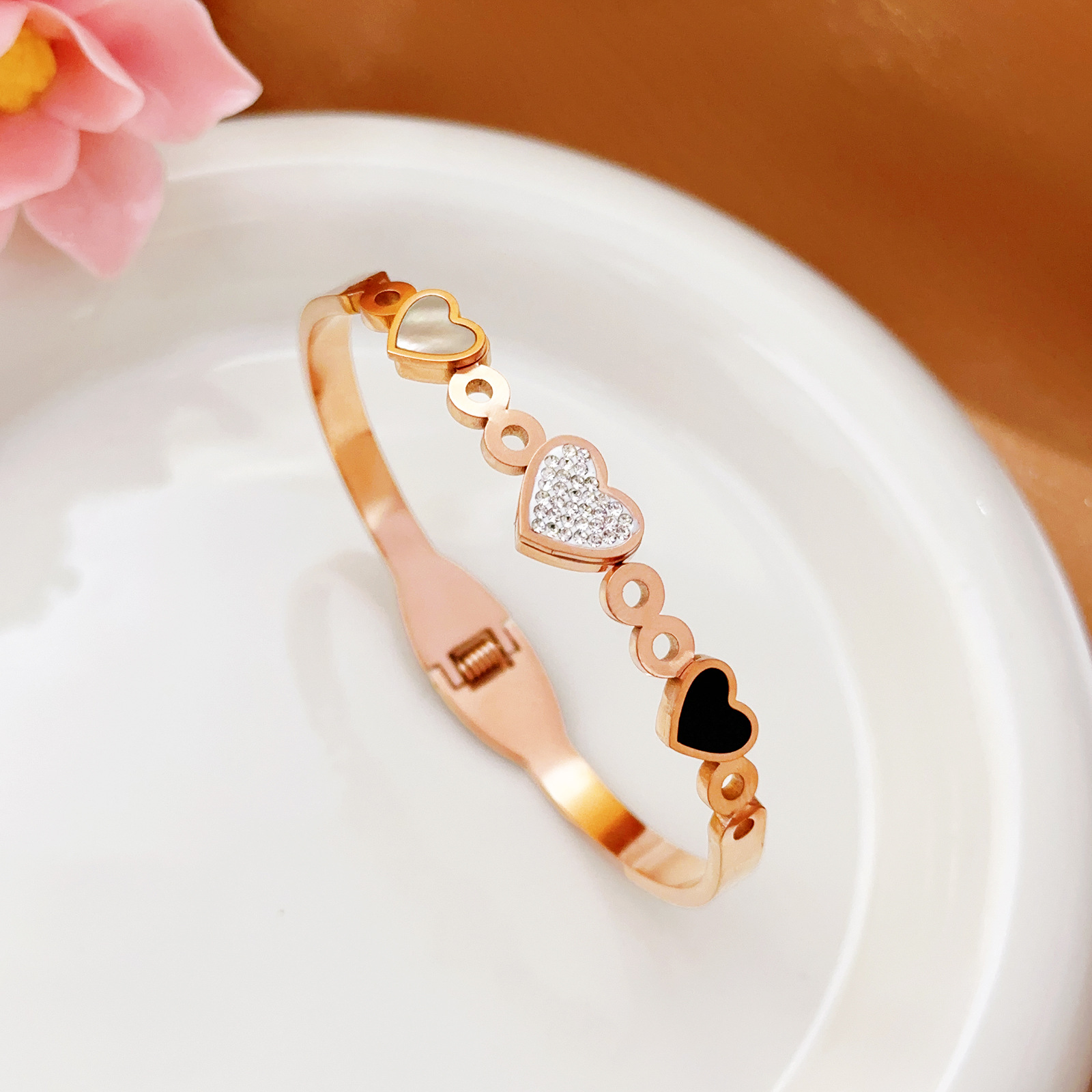 Brazalete de acero de titanio blanco y negro para mujeres no se desvanece ins18k personalidad de oro nicho diseño de pulsera de moda europea y americana