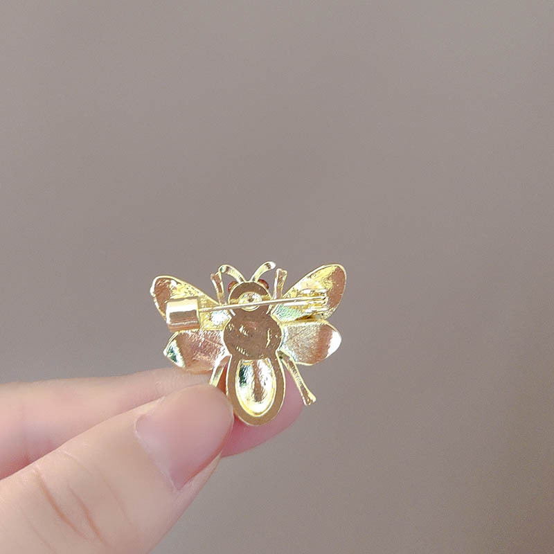 Temperamento de alta calidad pequeño broche de abeja retro encantador nicho flor de pecho exquisita moda animal pin accesorios de ropa mujer