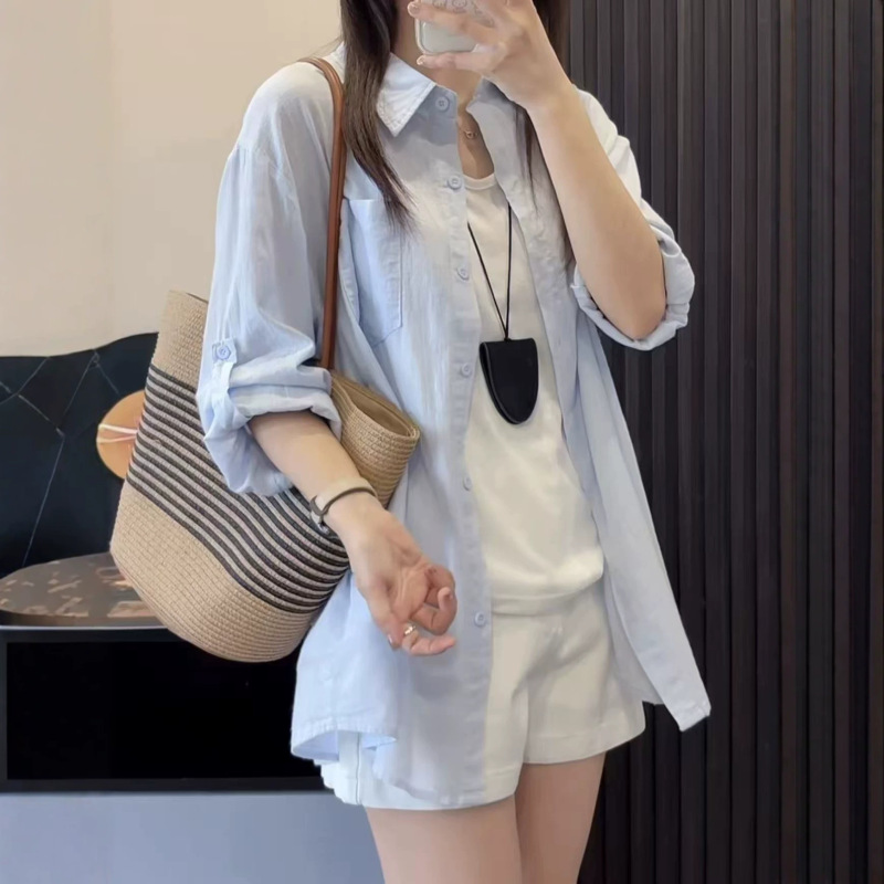 Relaxed old money style shirt jacket for women, suitable for autumn and summer, loose and lightweight, with a simple design, made of cotton, and provides sun protection Relaxed old money style shirt jacket for women, suitable for autumn and summer, loose and lightweight, with a simple design, made of cotton, and provides sun protection