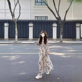 清冷系水墨蝴蝶连衣裙女夏显瘦复古褶皱收腰纯欲茶歇碎花吊带长裙