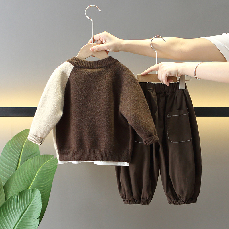 6155 Traje de otoño para niños 2025 Nuevo estilo para niños Estilo occidental Primavera y otoño Conjunto de tres piezas Suéter de moda Ropa de bebé Tendencia