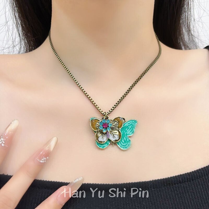 Vintage-style twin green butterfly necklace for girls, bohemian style, unique design pendant collarbone chain accessory
