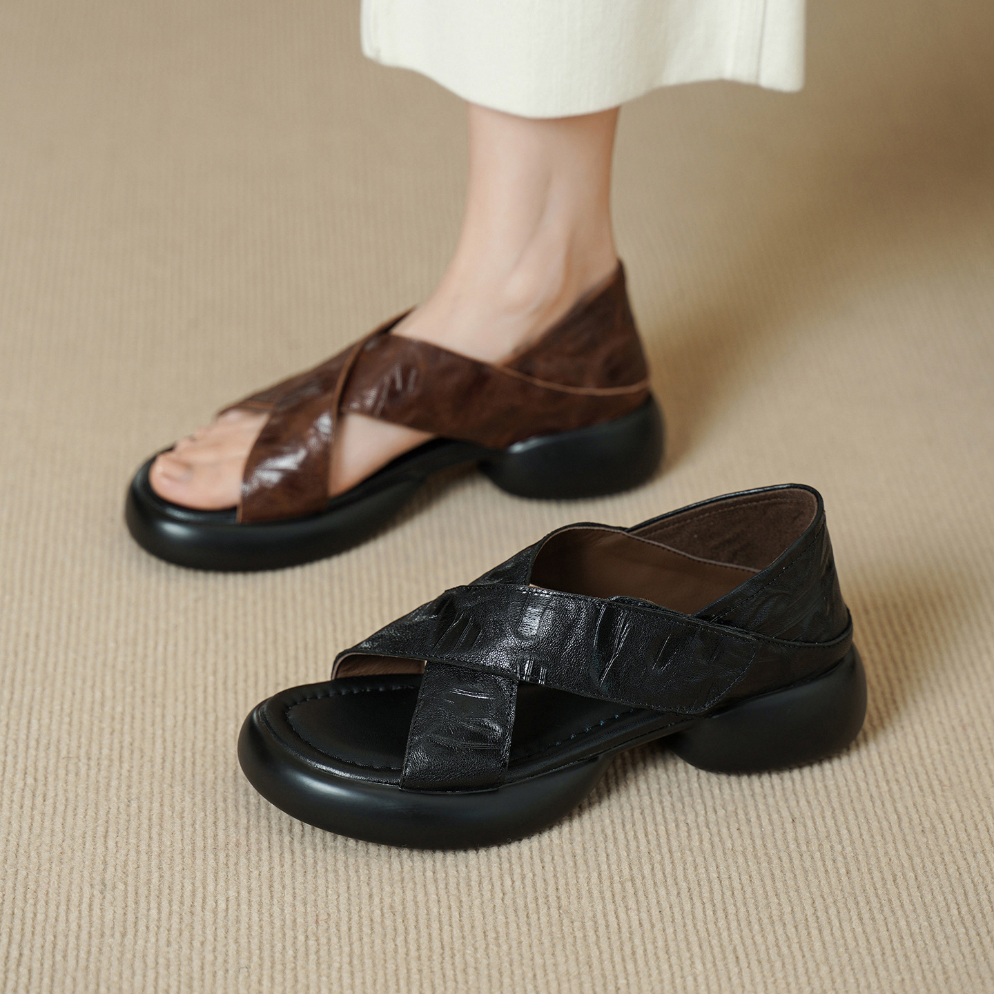 Sandal nữ hở mũi đế dày 4 cm da cừu quai chéo bọc gót — màu nâu