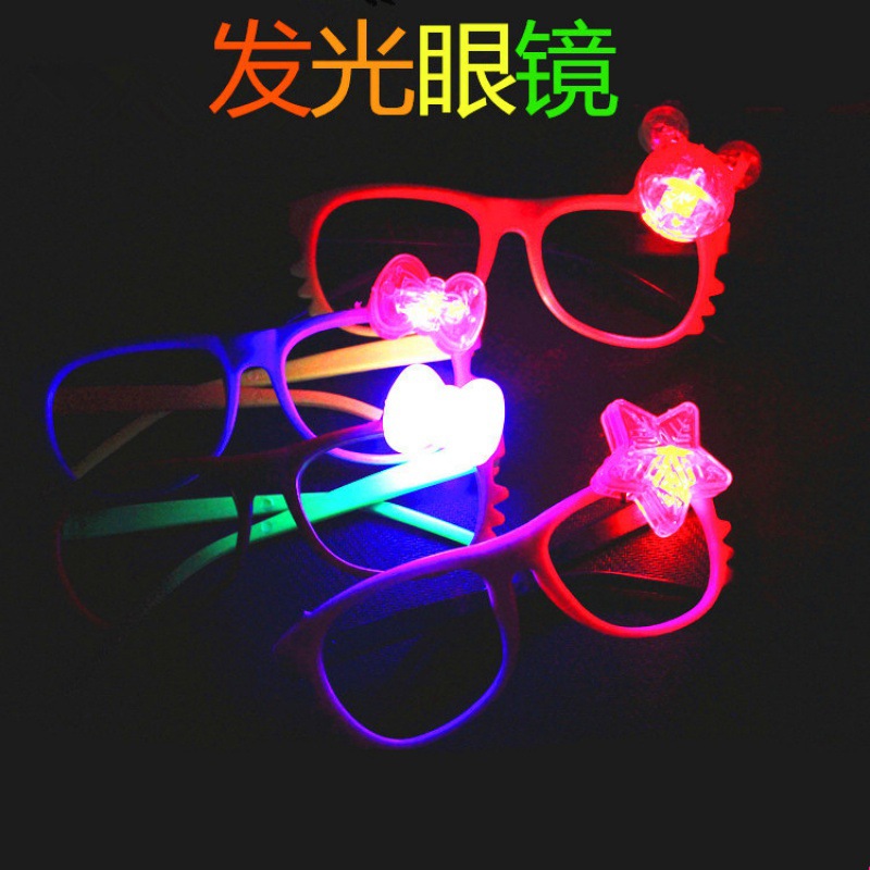 Yiwu pequeño mercado de productos básicos juguetes para niños al por mayor regalos del mercado nocturno bajo 1 yuan puesto nuevos pequeños regalos luminosos.