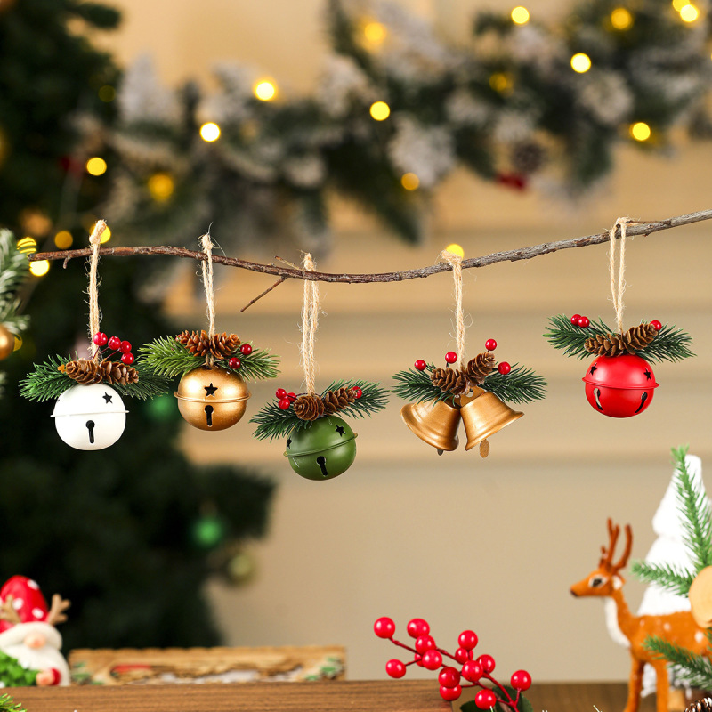 国境を越えた新しいクリスマスベルの扉にベルをかける赤果松果風鈴クリスマスツリーがクリスマス装飾品を飾っている|undefined
