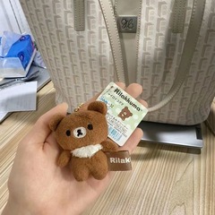日本式の柔らかい萌えの熊のかわいいリラックマのぬいぐるみのペンダントの誕生日プレゼントのリュックサックのキーホルダーのペンダント