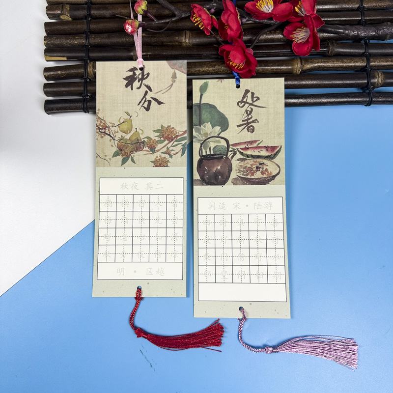 本香クラスの作品展示壁には小学生の硬筆書道紙が貼られています。|undefined