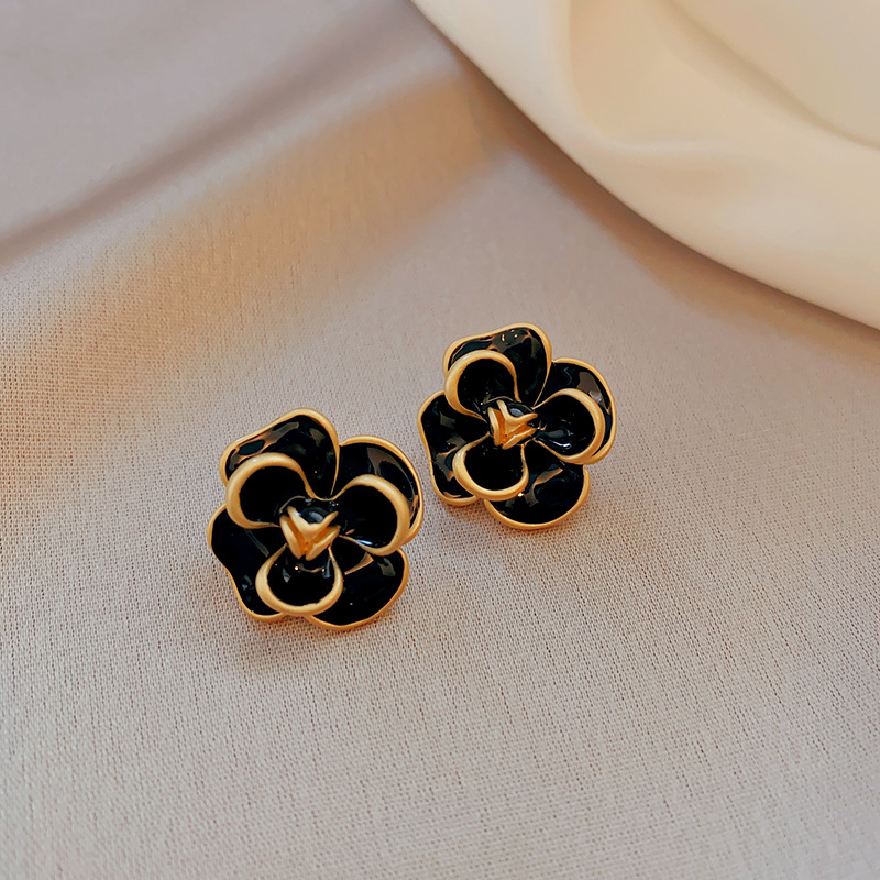 Pendientes geométricos con pliegues irregulares con cuentas de vidrio con aguja de plata Pendientes de alta calidad de temperamento negro Pendientes ligeros de lujo