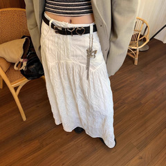 小衆の立体的な格子縞の花の白い半身のスカートの女性の夏のデザイン感の高い腰のa字のスカートはやせている中で長いスカートを現します。