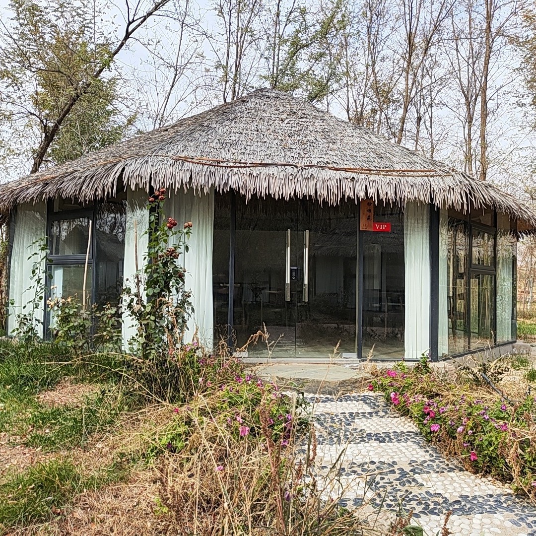 Casa de familia con techo de paja decoración de simulación al aire libre casa de madera de césped artificial fabricante escénico celebridad de Internet estructura de acero retro granja
