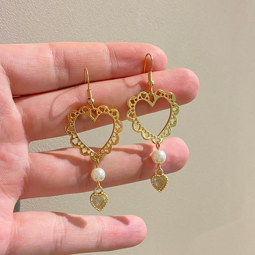 Fashion Simple Hollow Heart-shaped Metal Geometry Pearl Earrings display picture 3