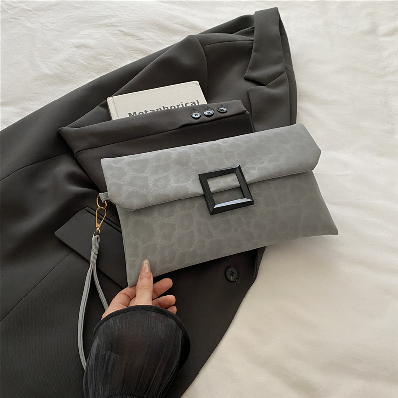 Moda francesa de moda bolso de brazo para mujeres 2025 verano nueva textura simple bolso de hombro pequeño