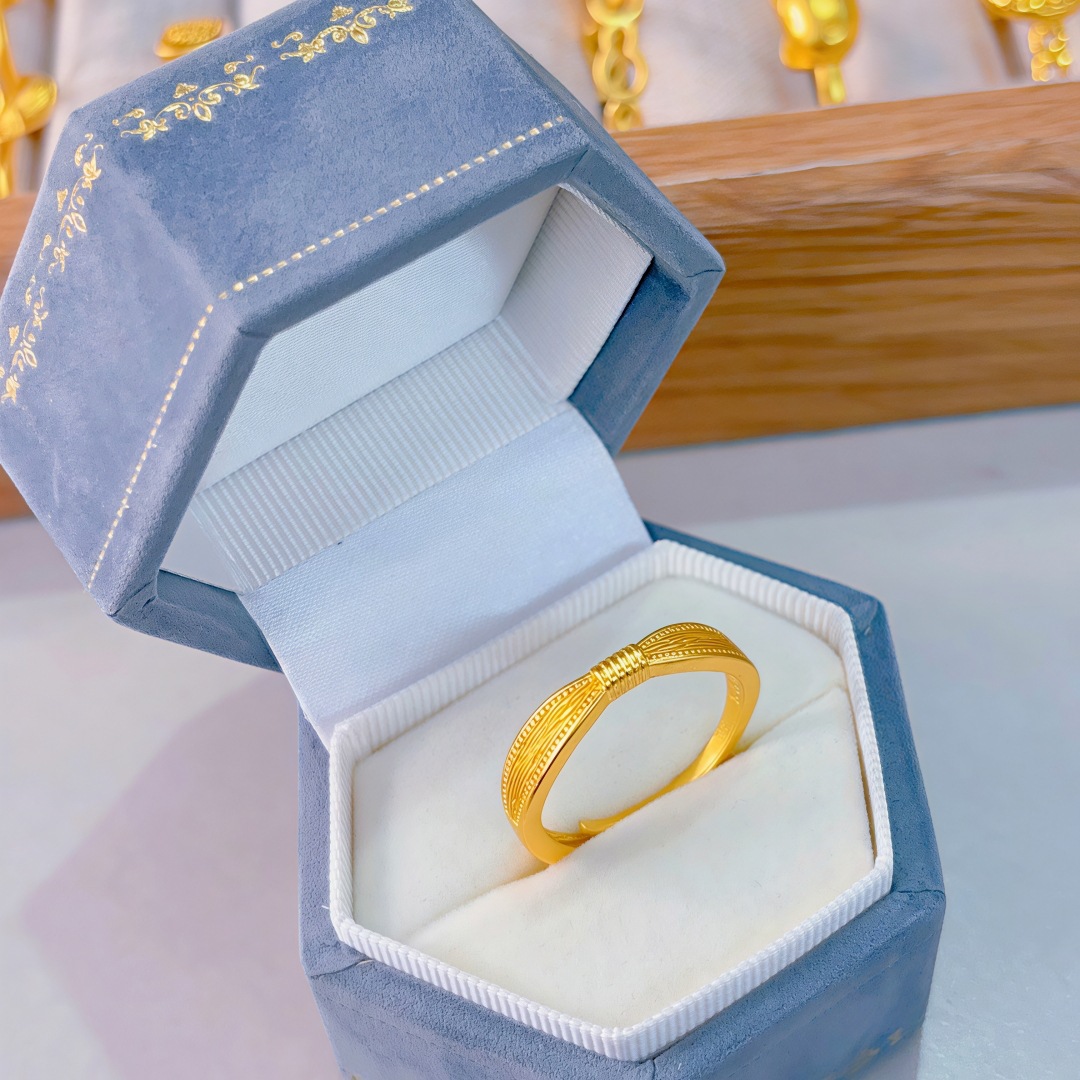 Minimalistic matte ring with bow