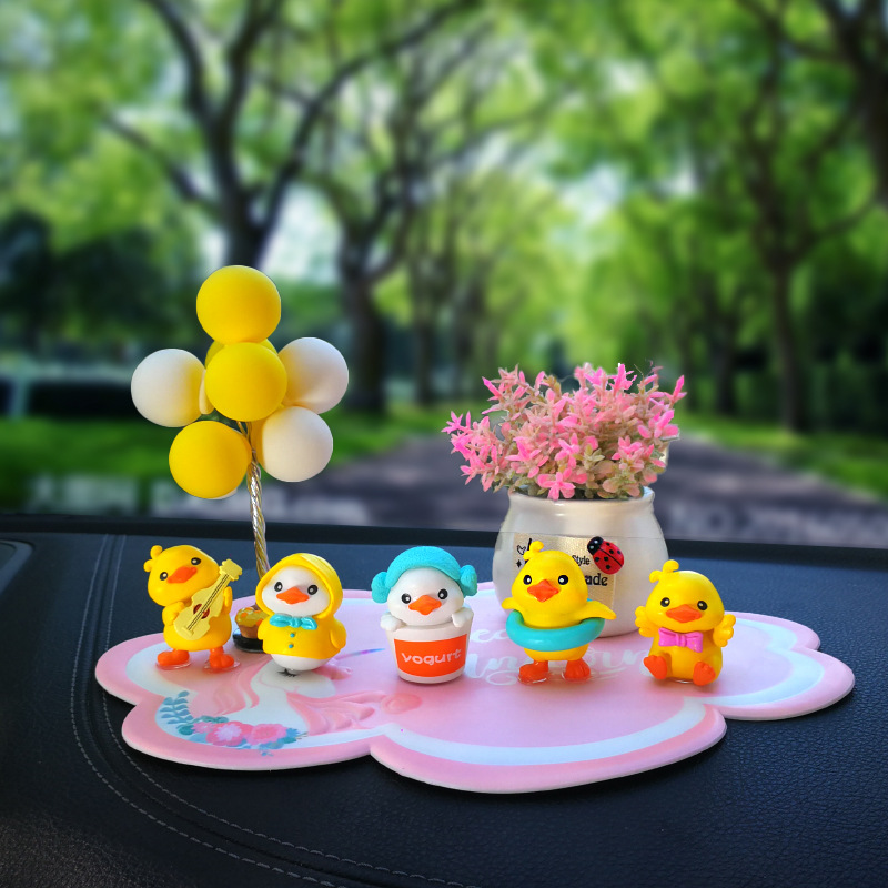 Nuevo adorno de coche creativo rojo neto dibujos animados pequeño pato amarillo adorno de coche consola central lindo lindo pato recto