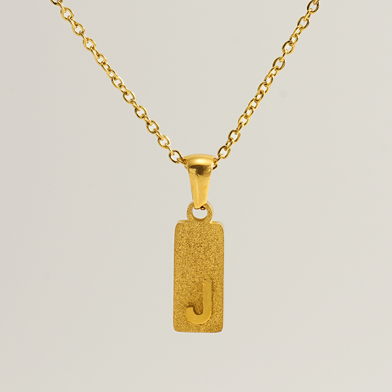 Nuevo estilo europeo y americano 26 colgante de letras inglesas de acero inoxidable prensado de arena collar de cadena de clavícula de letras rectangulares mujeres