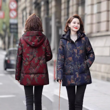 冬装中老年羽绒服女2025年新款妈妈连帽百搭印花加厚防风保暖外套